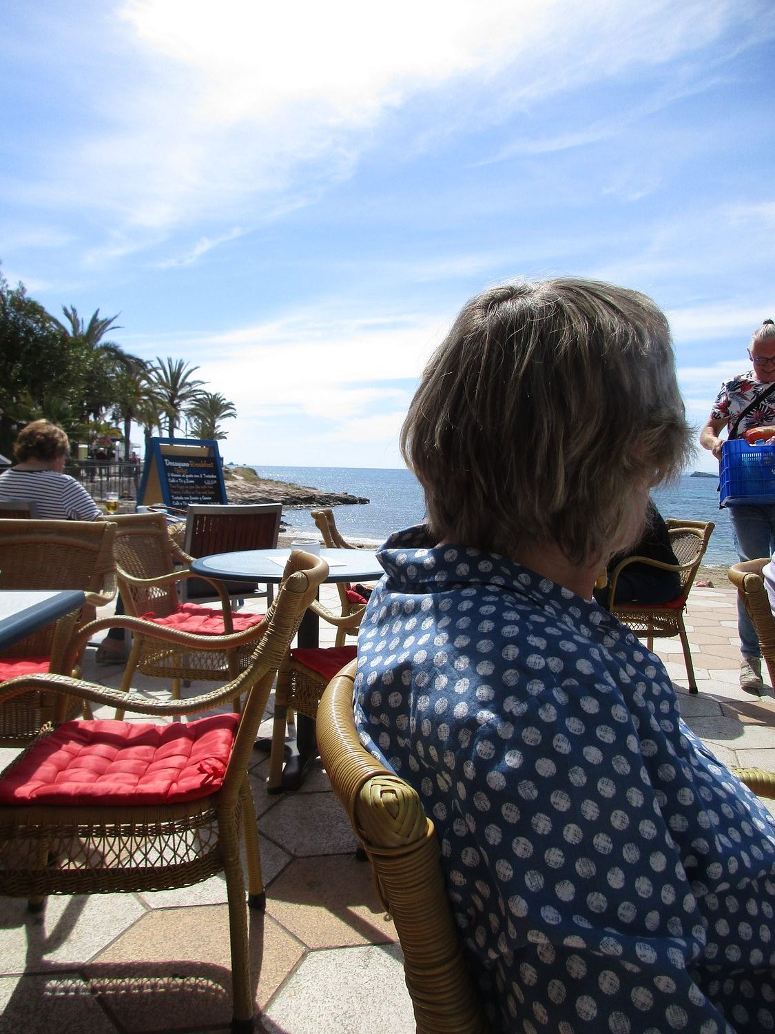 Irene geniesst den Blick auf das Mittelmeer!