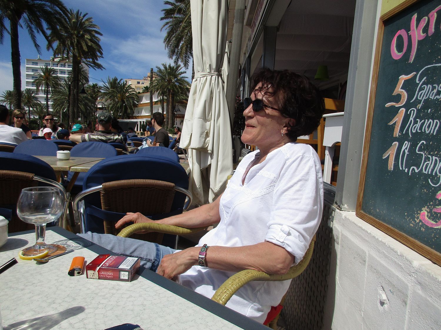 Silvia geniesst die Sonne, bei unserem ersten Café Aufenthalt, während wir auf unser Zimmer warten.